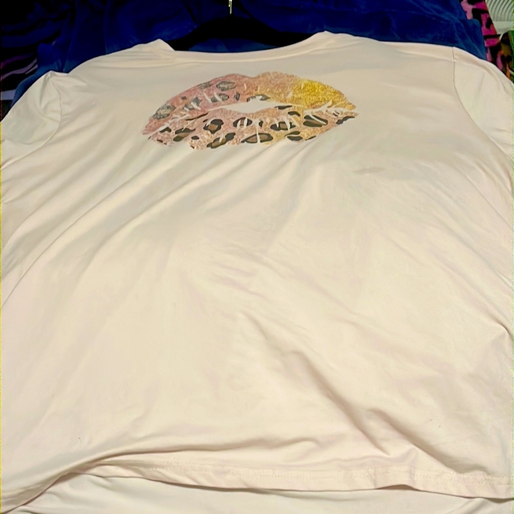 A short plus size- sleeve pink shirt with pink and yellow cheetah print lips